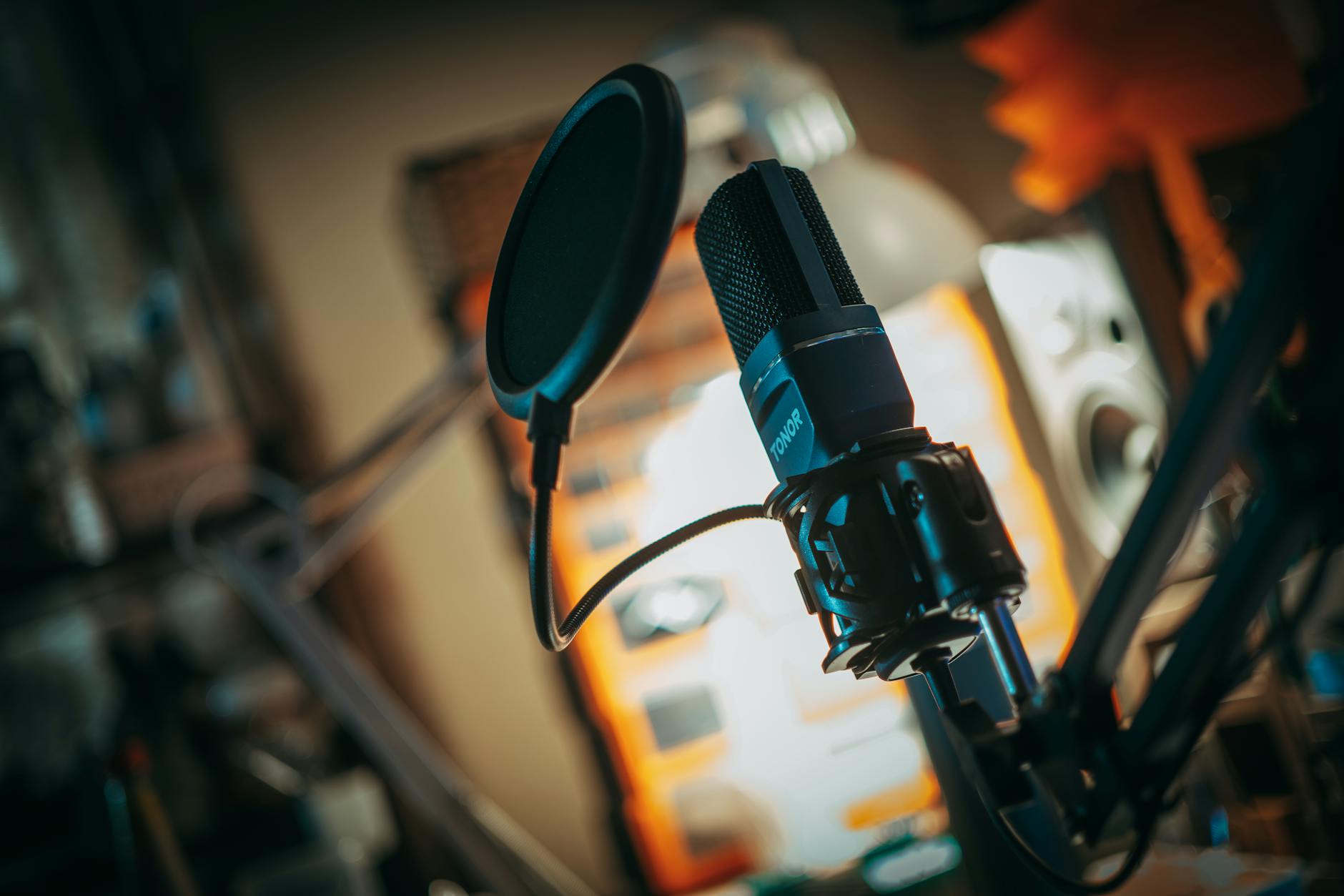 Podcast microphone in studio - John Lee Dumas Entrepreneurs On Fire
