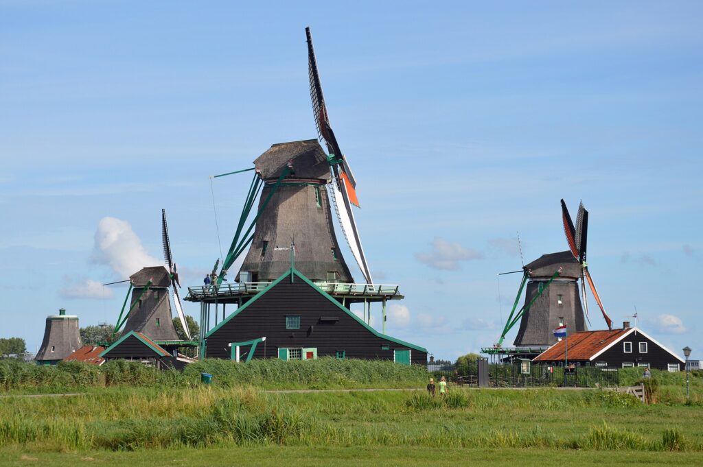 Historische Windmühlen in Zaanse Schans bei Amsterdam unter blauem Himmel