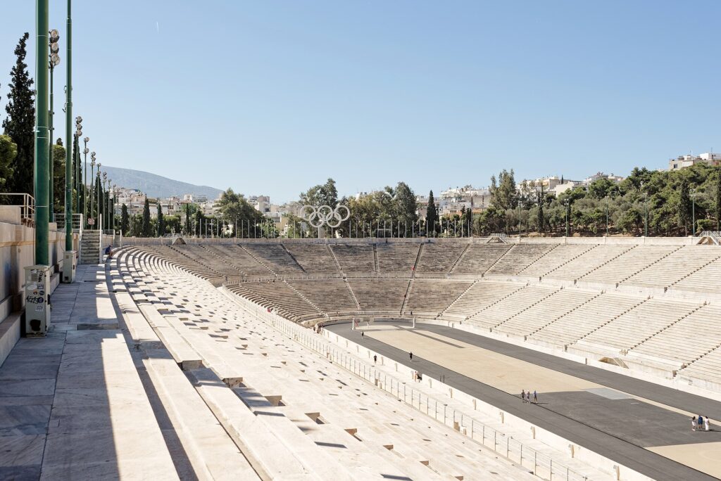 Die Marmorränge und die Laufbahn des Panathinaiko-Stadions in Athen