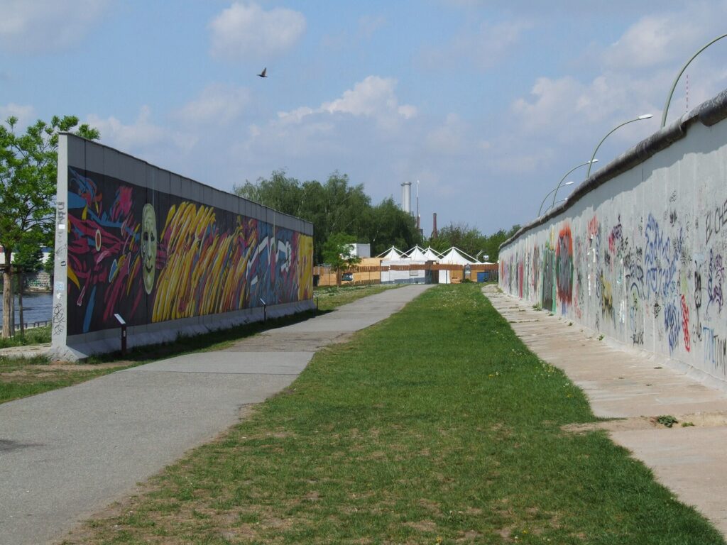 Bemalte Abschnitte der Berliner Mauer an der East Side Gallery