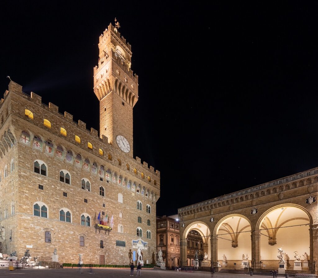 Palazzo Vecchio und Loggia dei Lanzi auf der Piazza della Signoria in Florenz bei Nacht
