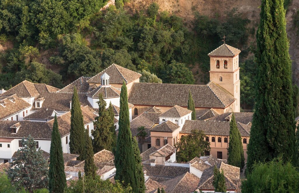 Ziegeldächer und der Glockenturm der Kirche San Pedro y San Pablo an der Carrera del Darro in Granada