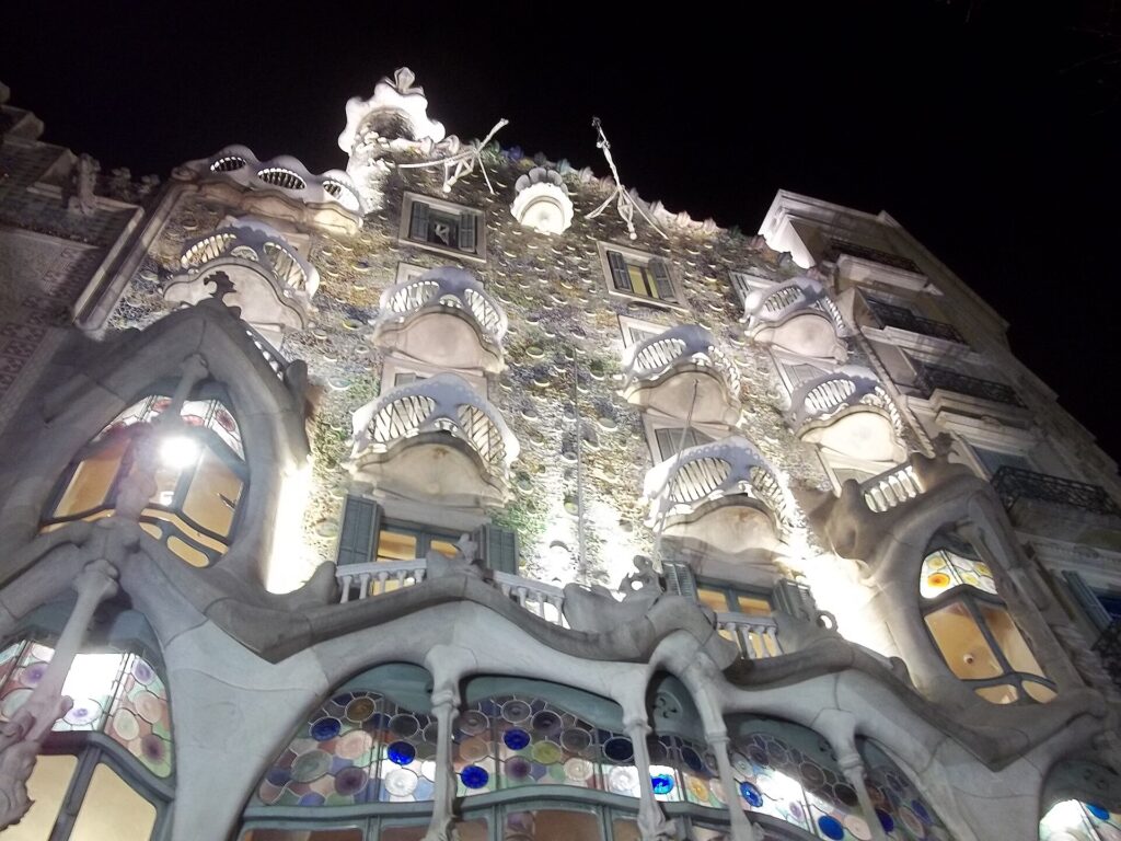 Verlichte gevel van Casa Batlló aan de Passeig de Gràcia bij nacht