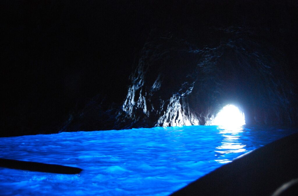 Binnen in de Blauwe Grot (Grotta Azzurra) op Capri, blauw verlicht door zonlicht via de opening onder water