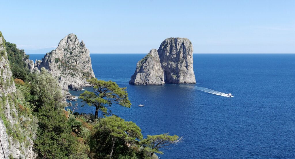 De Faraglioni-rotsen voor de kust van Capri