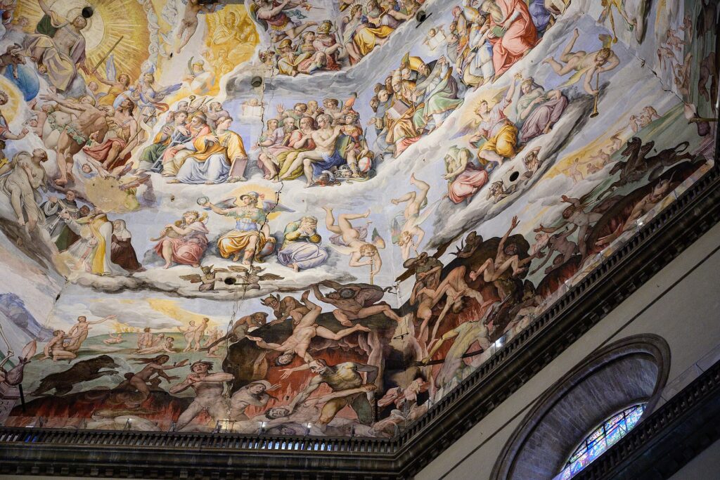 Fresco's van het Laatste Oordeel in de koepel van Brunelleschi, boven de binnenste omloop van de kathedraal van Florence