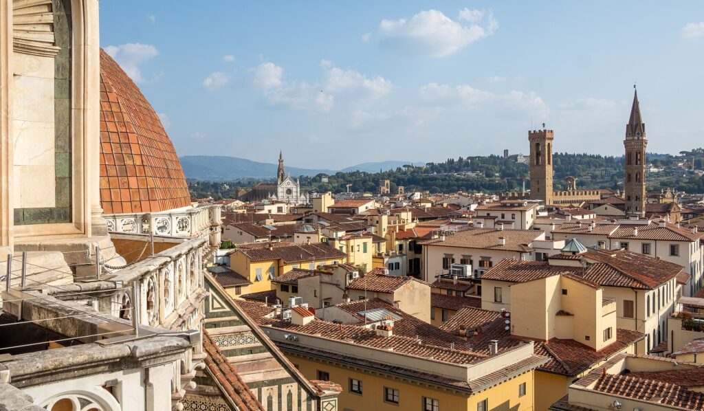 De daken van Florence en de Santa Croce, gezien vanaf een terras van de Duomo naast de koepel van Brunelleschi