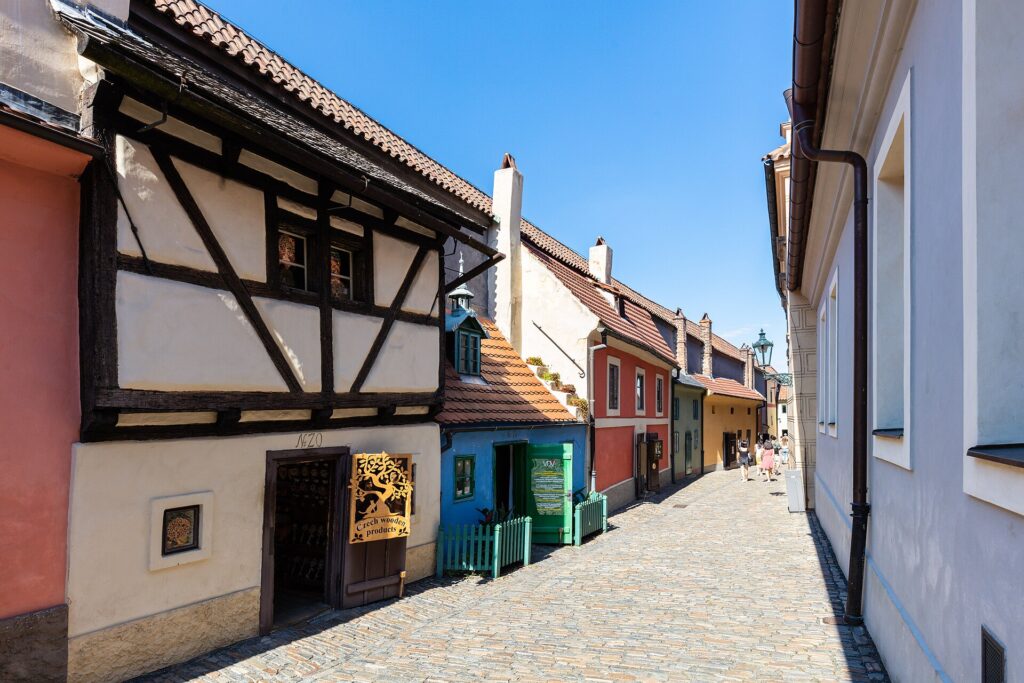 Kleurrijke huisjes in het Gouden Straatje op de Praagse Burcht