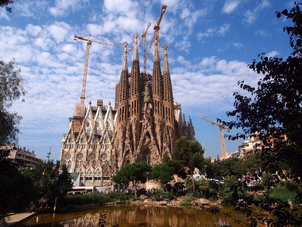 Geboortegevel van de Sagrada Família in Barcelona, gezien over de vijver op de Plaça de Gaudí