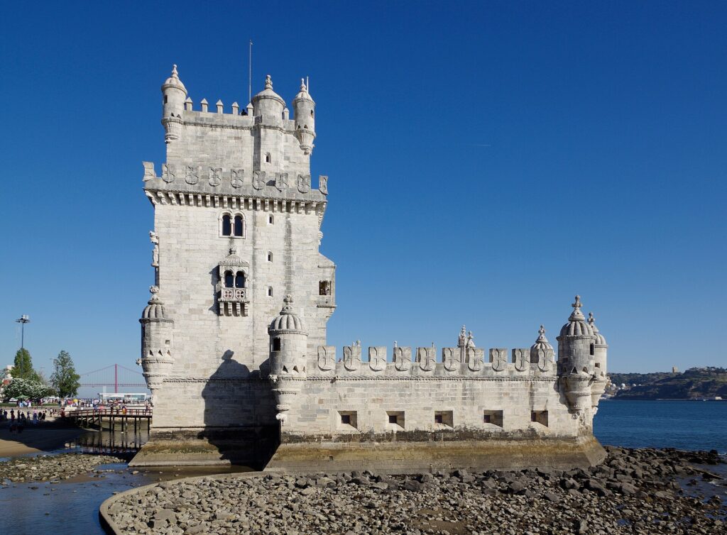 De Toren van Belém aan de Taag in Lissabon onder een strakblauwe lucht