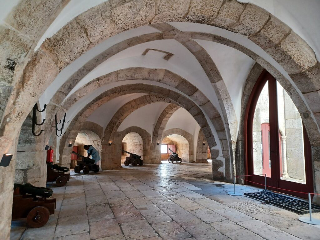 Gewelfde kanongalerij met oude kanonnen in het bastion van de Toren van Belém