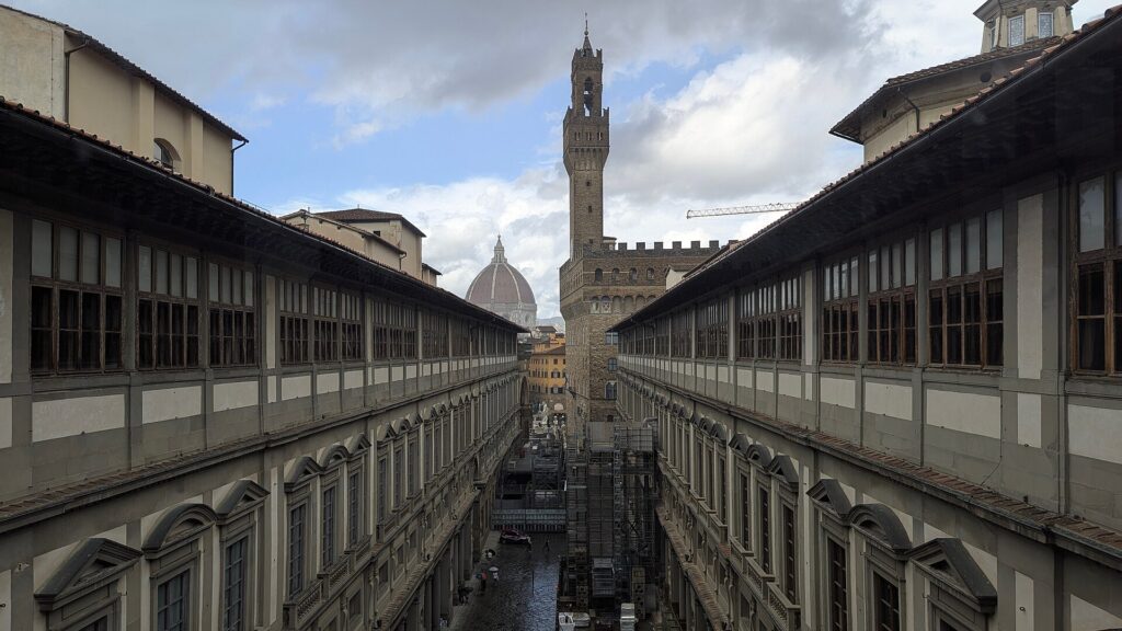 De binnenplaats van de Uffizi in Florence met de toren van het Palazzo Vecchio en de Duomo op de achtergrond