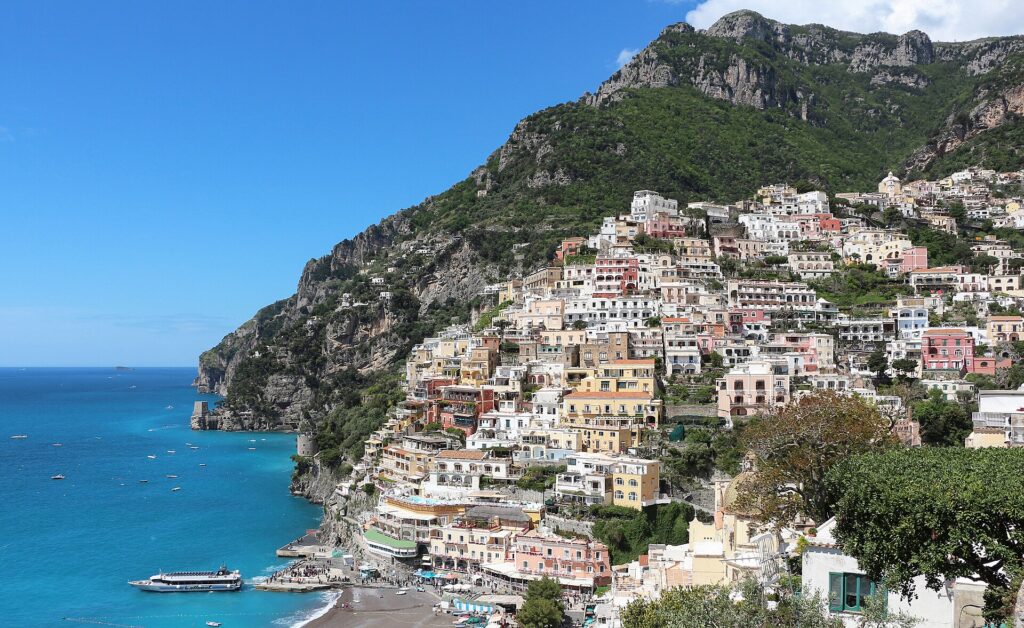 Positano aan de Amalfikust, met kleurrijke huizen op de rotsen boven zee