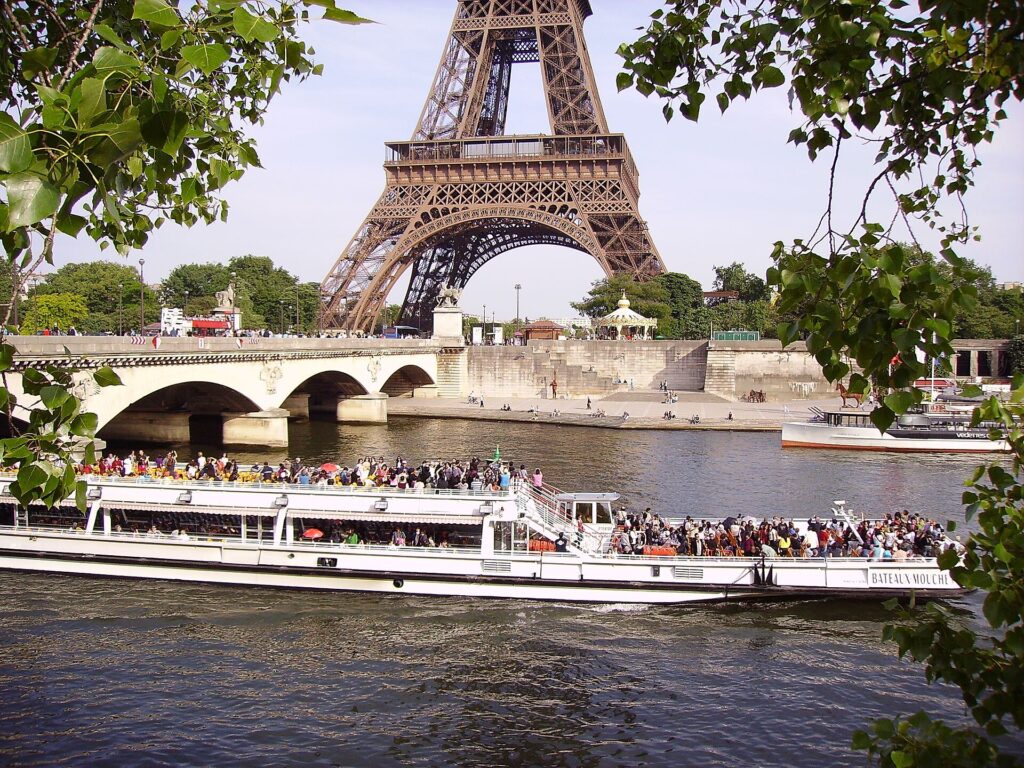 Een rondvaartboot van Bateaux Mouches op de Seine bij de Pont d'Iéna en de Eiffeltoren in Parijs