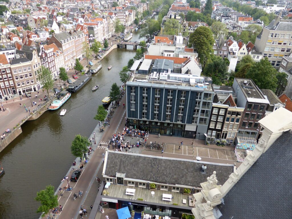 Luchtfoto van de ingang van het Anne Frank Huis aan de Westermarkt naast de Prinsengracht