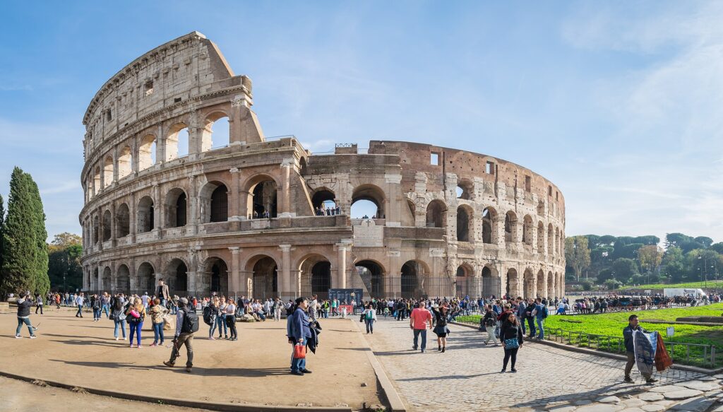 Het Colosseum in Rome gezien vanaf de Piazza del Colosseo op een zonnige dag
