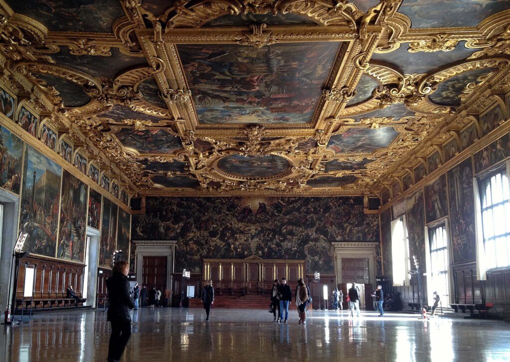 De Grote Raadszaal in het Dogenpaleis met Het Paradijs van Tintoretto op de achterwand en een verguld beschilderd plafond