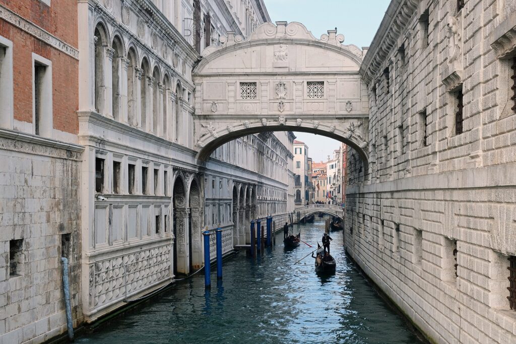 De Brug der Zuchten tussen het Dogenpaleis en de Nieuwe Gevangenissen, gezien vanaf de Ponte della Paglia