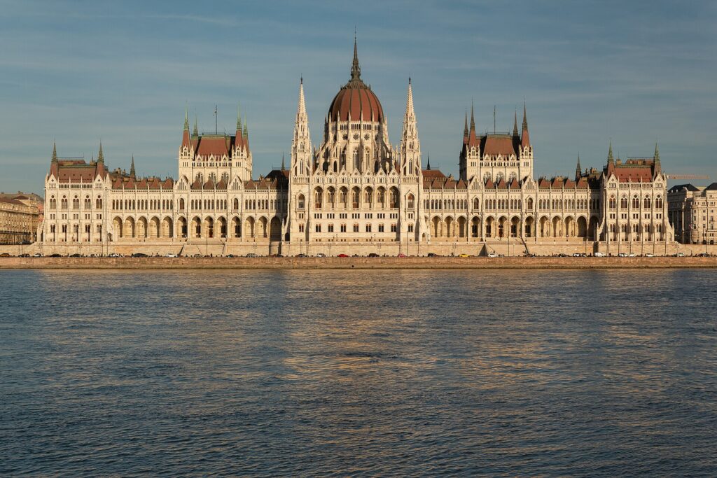 Het Hongaarse Parlementsgebouw in Boedapest aan de Donau in de avondzon