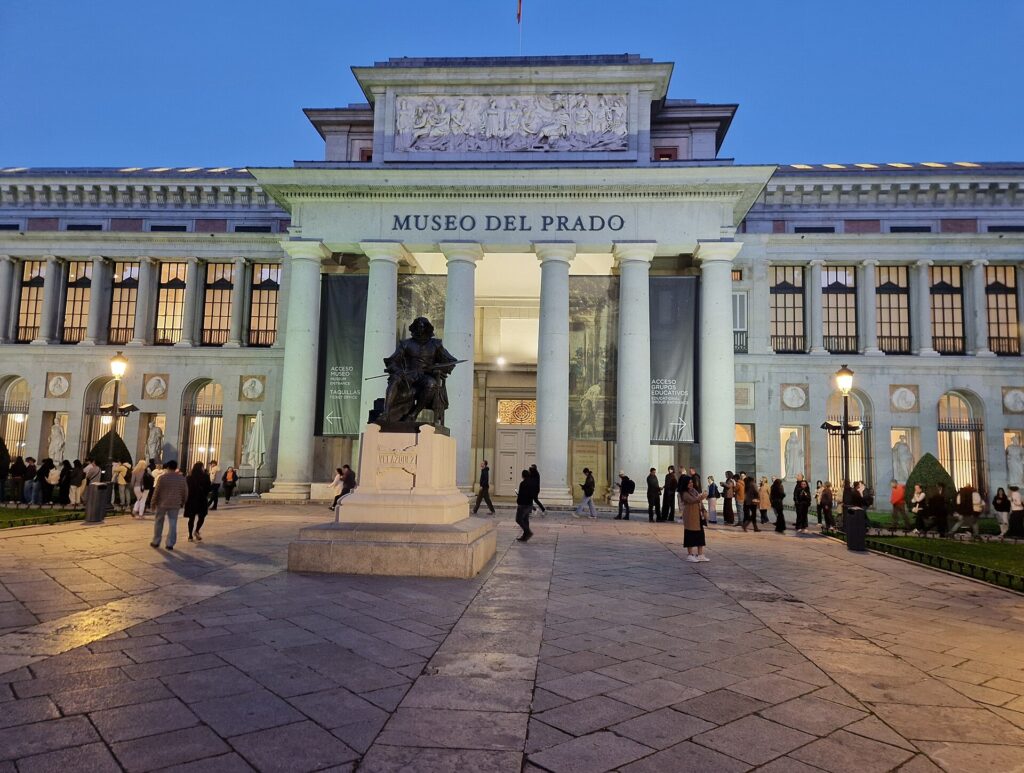 Velázquez-gevel van het Prado Museum in Madrid met het standbeeld van Velázquez ervoor