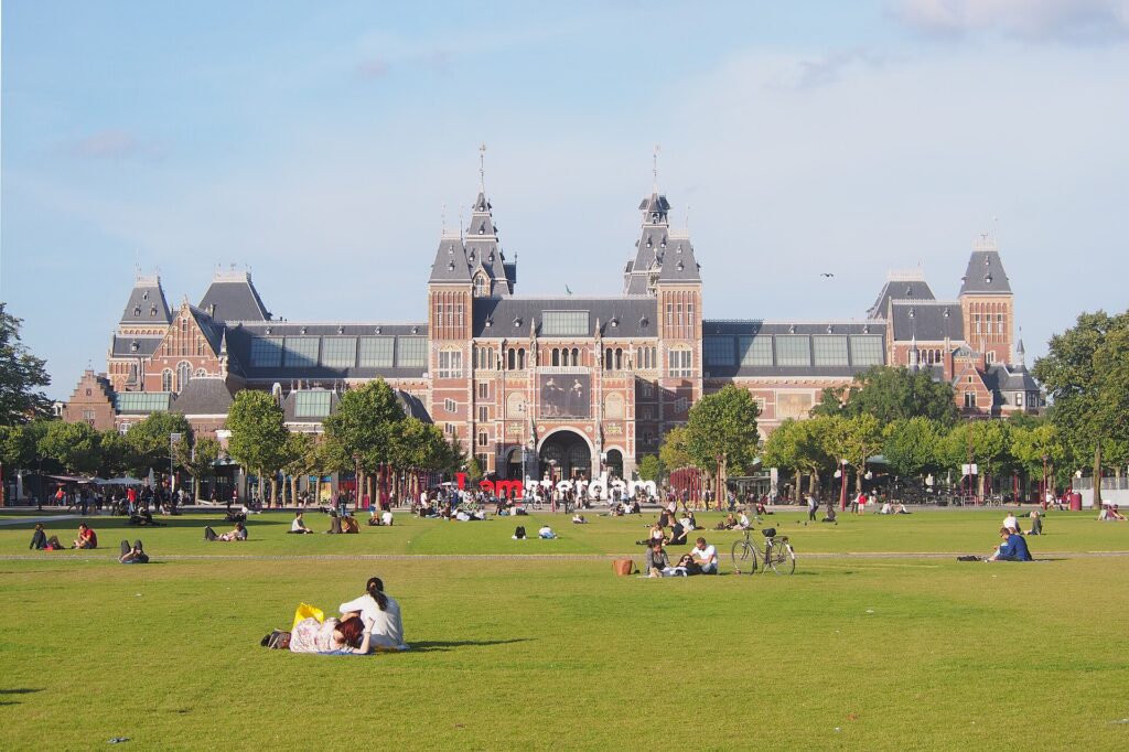 Het Rijksmuseum gezien over de grasvelden van het Museumplein in Amsterdam