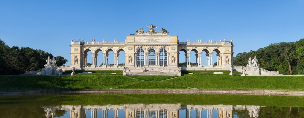 Het Gloriette-paviljoen bij Schönbrunn weerspiegeld in de vijver