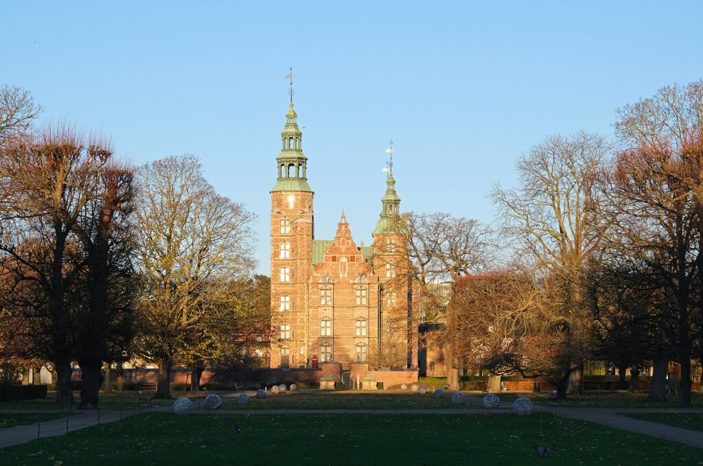 Schloss Rosenborg in Kopenhagen, eingerahmt von herbstlichen Bäumen im Königsgarten