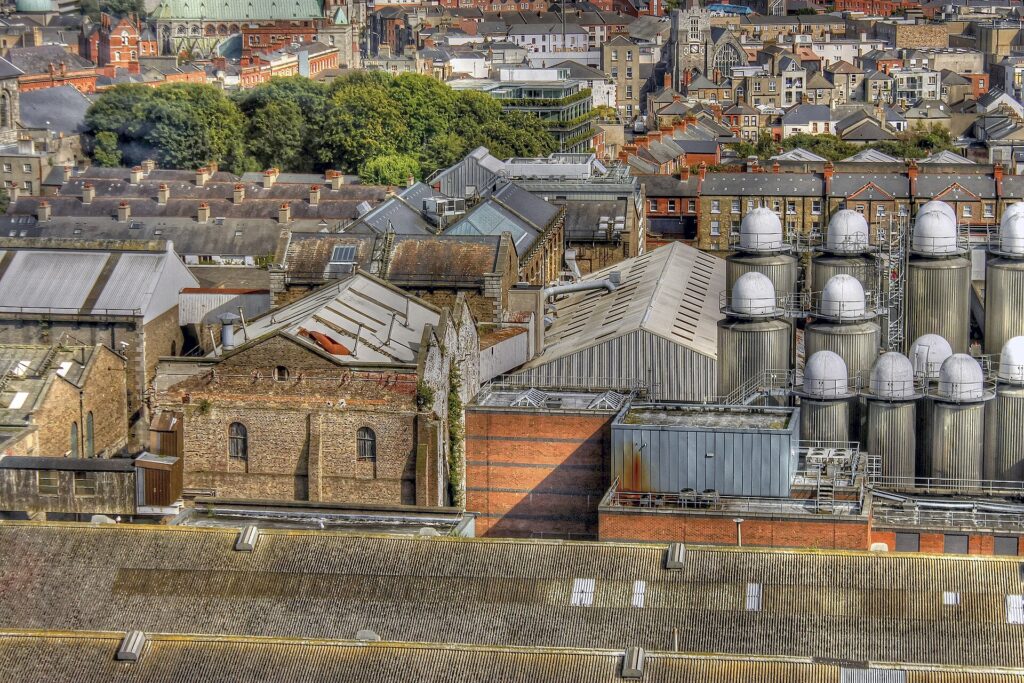 Dächer und Gärtanks der Brauerei St. James's Gate, gesehen aus der Gravity Bar des Guinness Storehouse