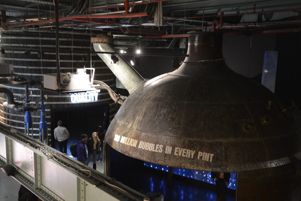 Großer Braukessel in der Ausstellung des Guinness Storehouse in Dublin
