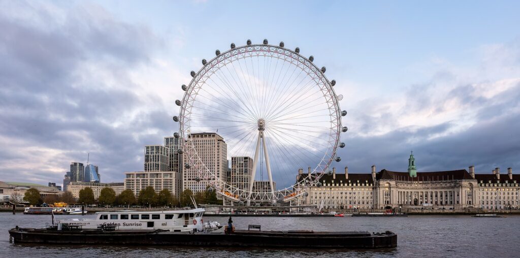 Das London Eye und County Hall, gesehen über die Themse