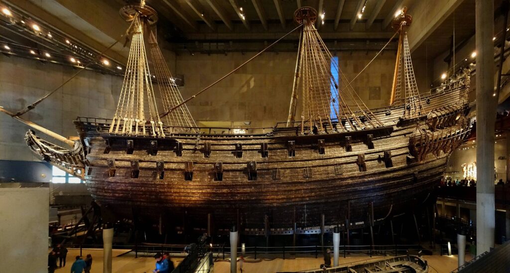 Das Kriegsschiff Vasa aus dem 17. Jahrhundert in der Ausstellungshalle des Vasa-Museums in Stockholm