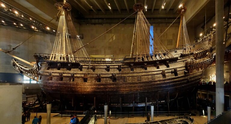 Das Kriegsschiff Vasa aus dem 17. Jahrhundert in der Ausstellungshalle des Vasa-Museums in Stockholm