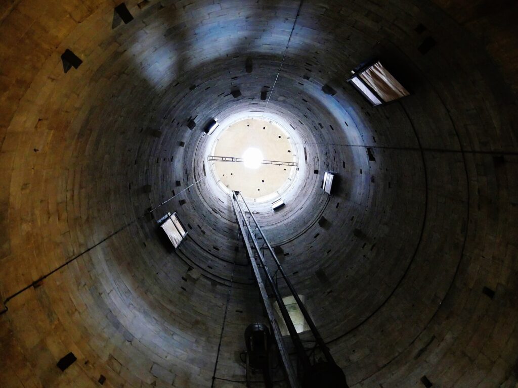 Blick nach oben in den hohlen Steinschacht im Inneren des Schiefen Turms von Pisa