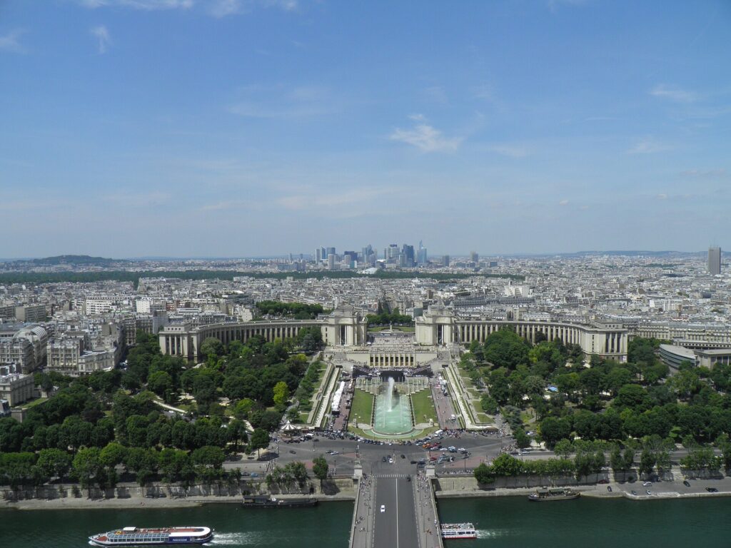 Blick von der zweiten Etage des Eiffelturms über die Seine, das Palais de Chaillot und La Défense