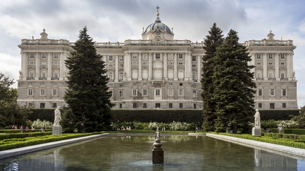 Nordfassade des Königspalasts Madrid hinter dem Teich der Sabatini-Gärten
