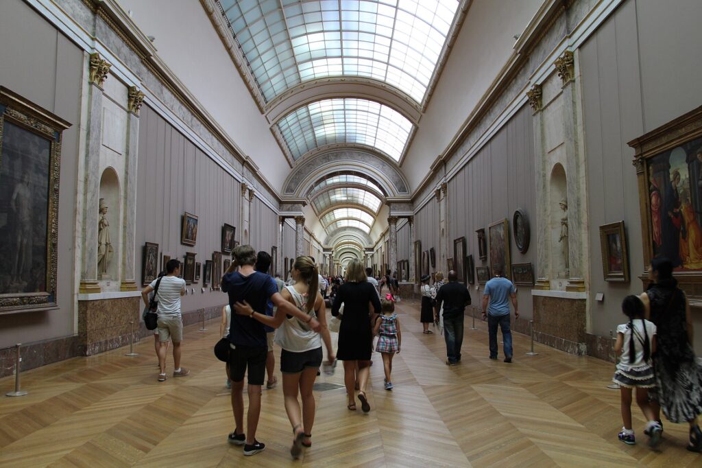 Besucher in der Grande Galerie mit italienischer Malerei im Denon-Flügel des Louvre