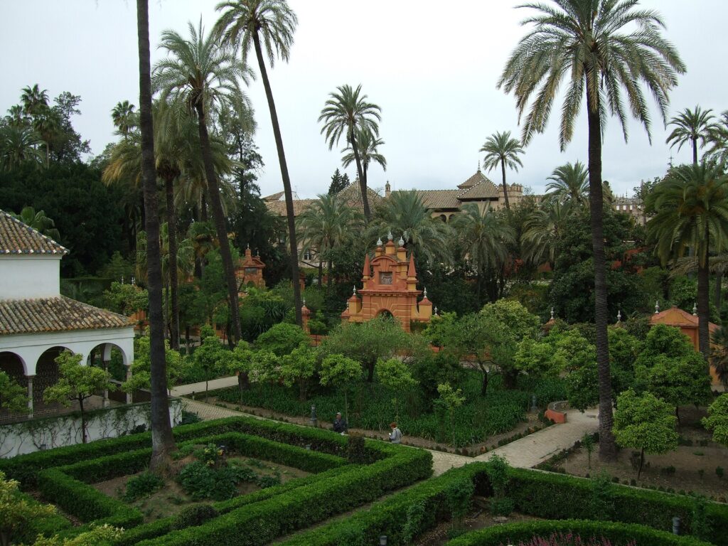 Palmen, Hecken und Pavillons in den Gärten des Real Alcázar von Sevilla
