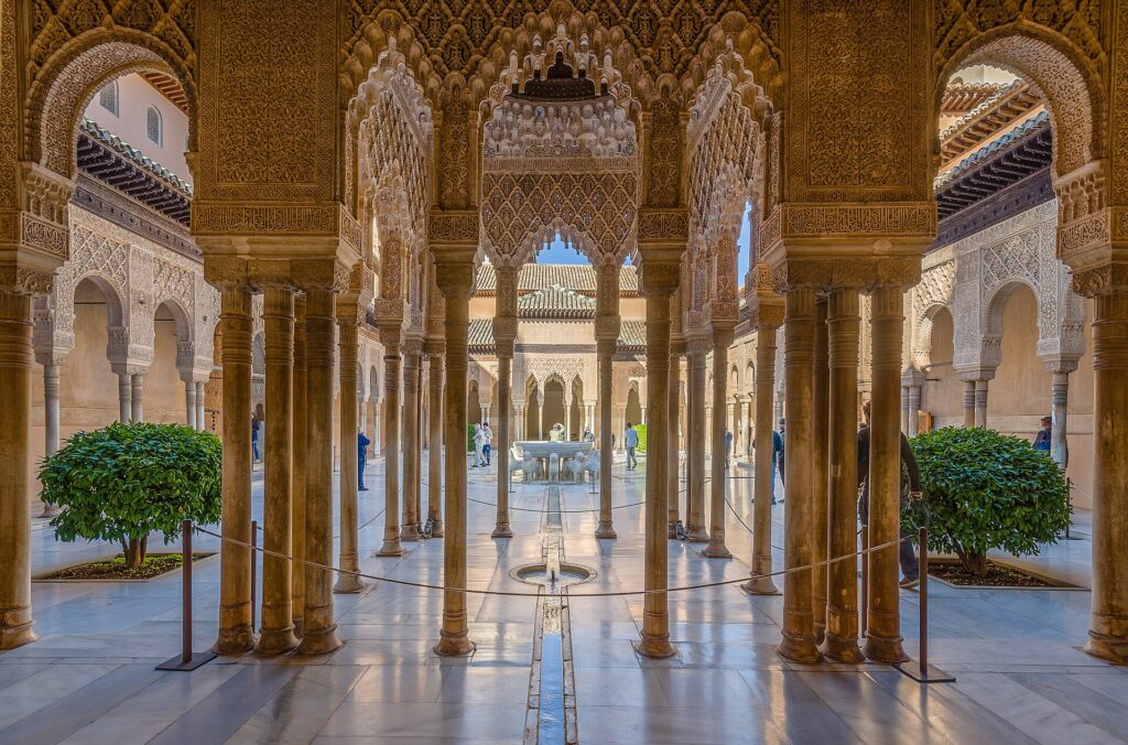 Arkaden und schlanke Säulen im Löwenhof der Nasridenpaläste der Alhambra