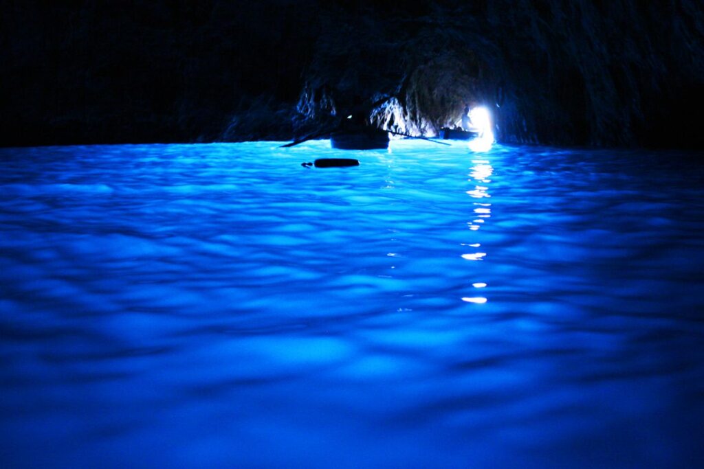 Leuchtend blaues Wasser in der Blauen Grotte auf Capri, mit Licht vom Eingang