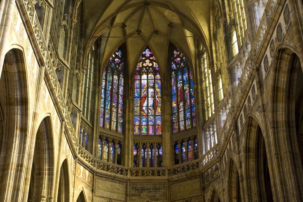 Buntglasfenster und gotisches Gewölbe im St.-Veits-Dom auf der Prager Burg