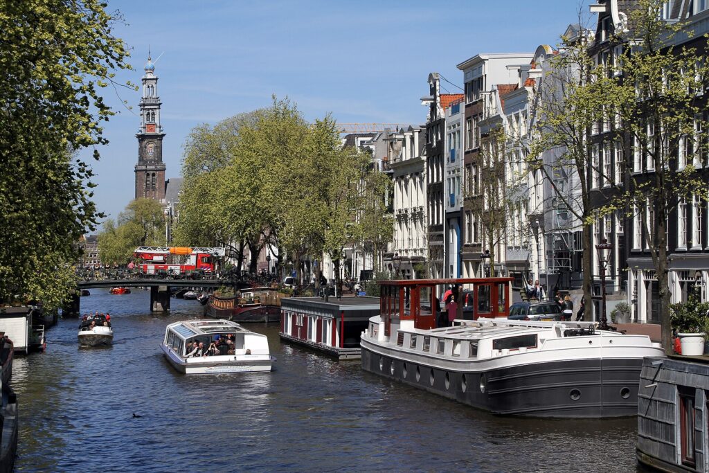 Prinsengracht mit dem Turm der Westerkerk in der Nähe des Anne-Frank-Hauses
