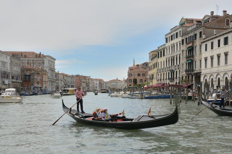 Ein Gondoliere rudert eine Gondel mit Fahrgästen auf dem Canal Grande in Venedig
