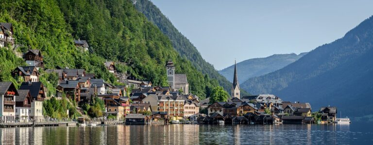 Hallstatt mit Seeuferhäusern und Kirchturm vom Hallstätter See aus gesehen