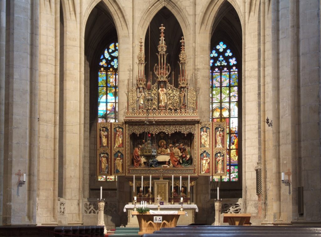 Hauptschiff und Hochaltar der St.-Barbara-Kirche in Kutná Hora