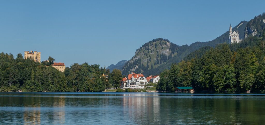 Schloss Hohenschwangau und Schloss Neuschwanstein über dem Alpsee in Bayern