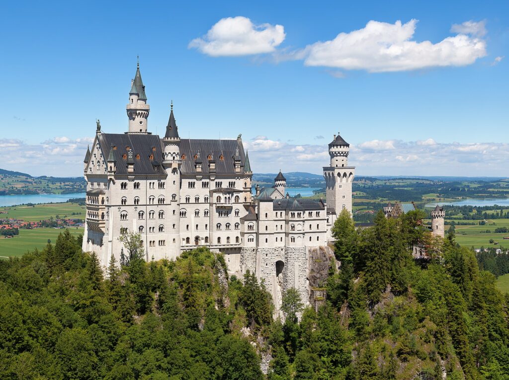 Schloss Neuschwanstein von der Marienbrücke aus an einem sonnigen Sommertag