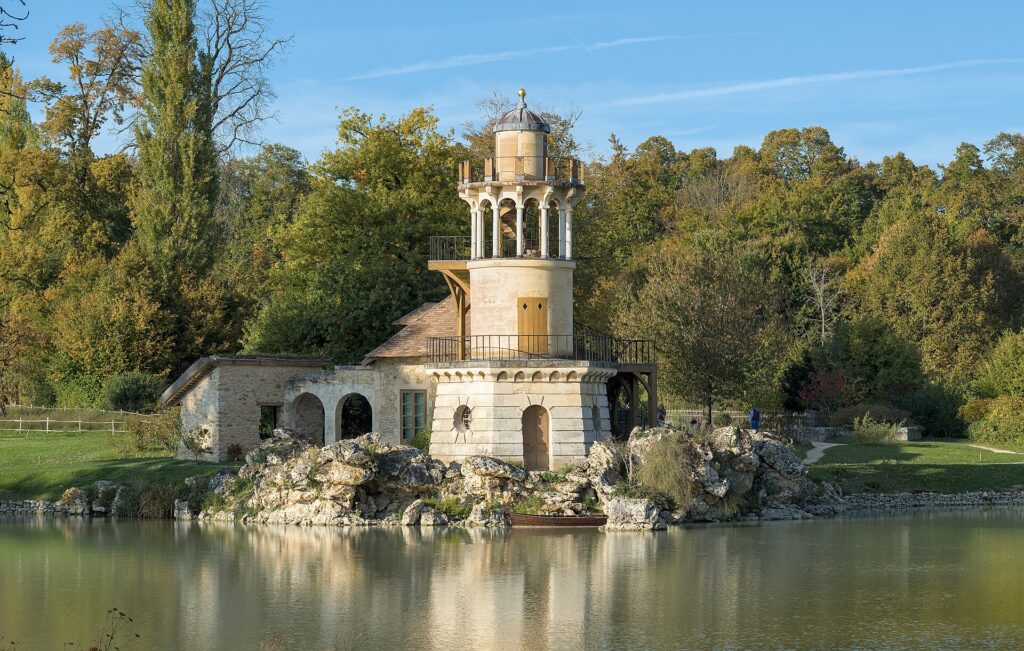 Marlborough-Turm am See im Weiler der Königin von Marie-Antoinette auf dem Anwesen von Trianon, Versailles
