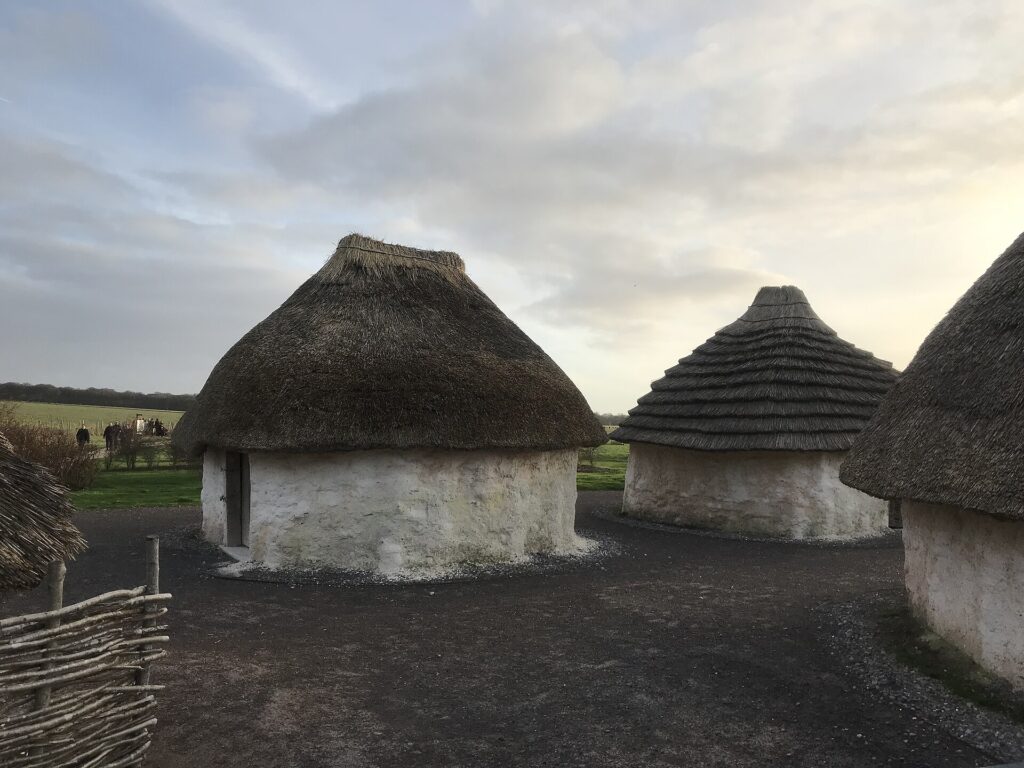 Nachgebaute prähistorische Häuser mit Reetdach am Besucherzentrum von Stonehenge