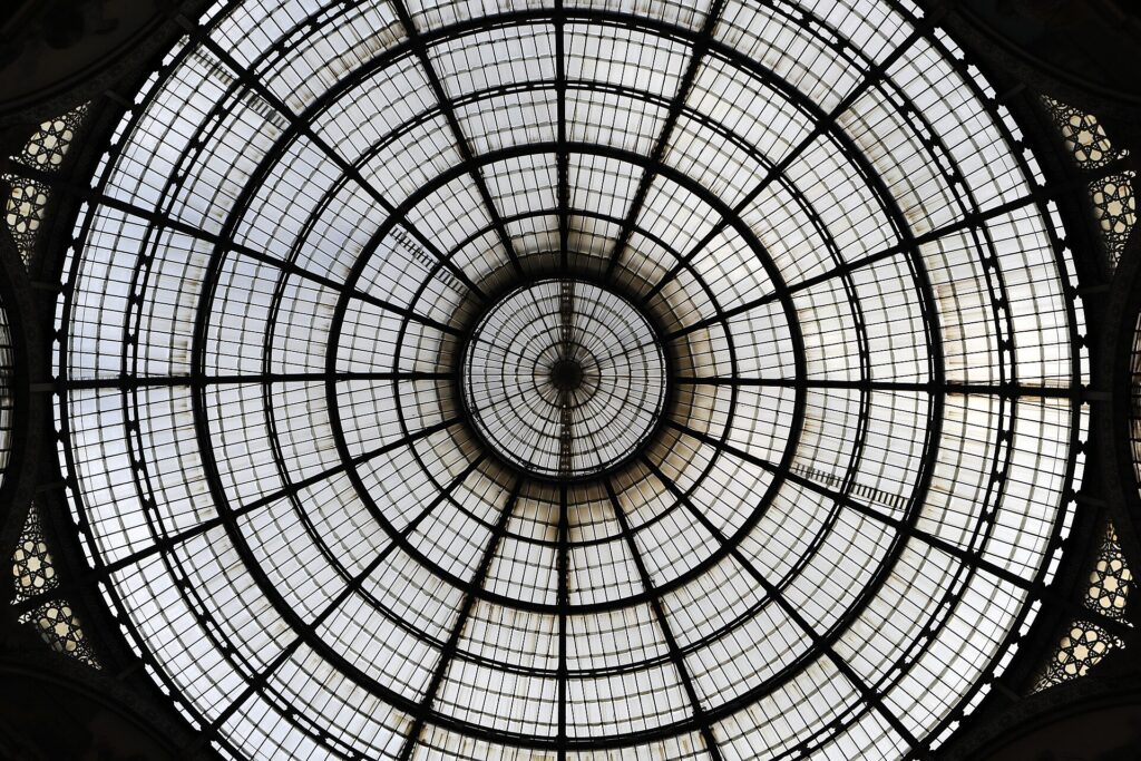 Blick nach oben in die Kuppel aus Glas und Eisen der Galleria Vittorio Emanuele II in Mailand