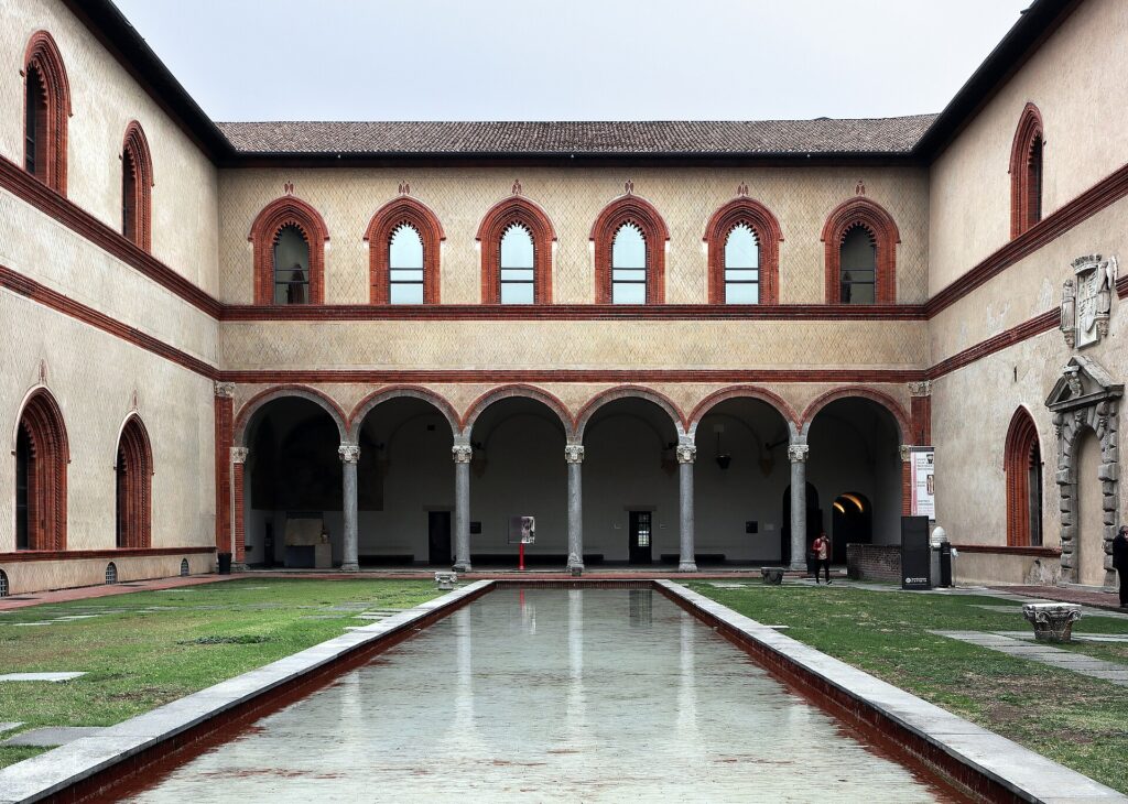 Renaissance-Innenhof mit Säulengang und Wasserbecken im Castello Sforzesco, Mailand